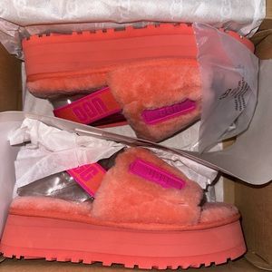 UGG SLIPPERS